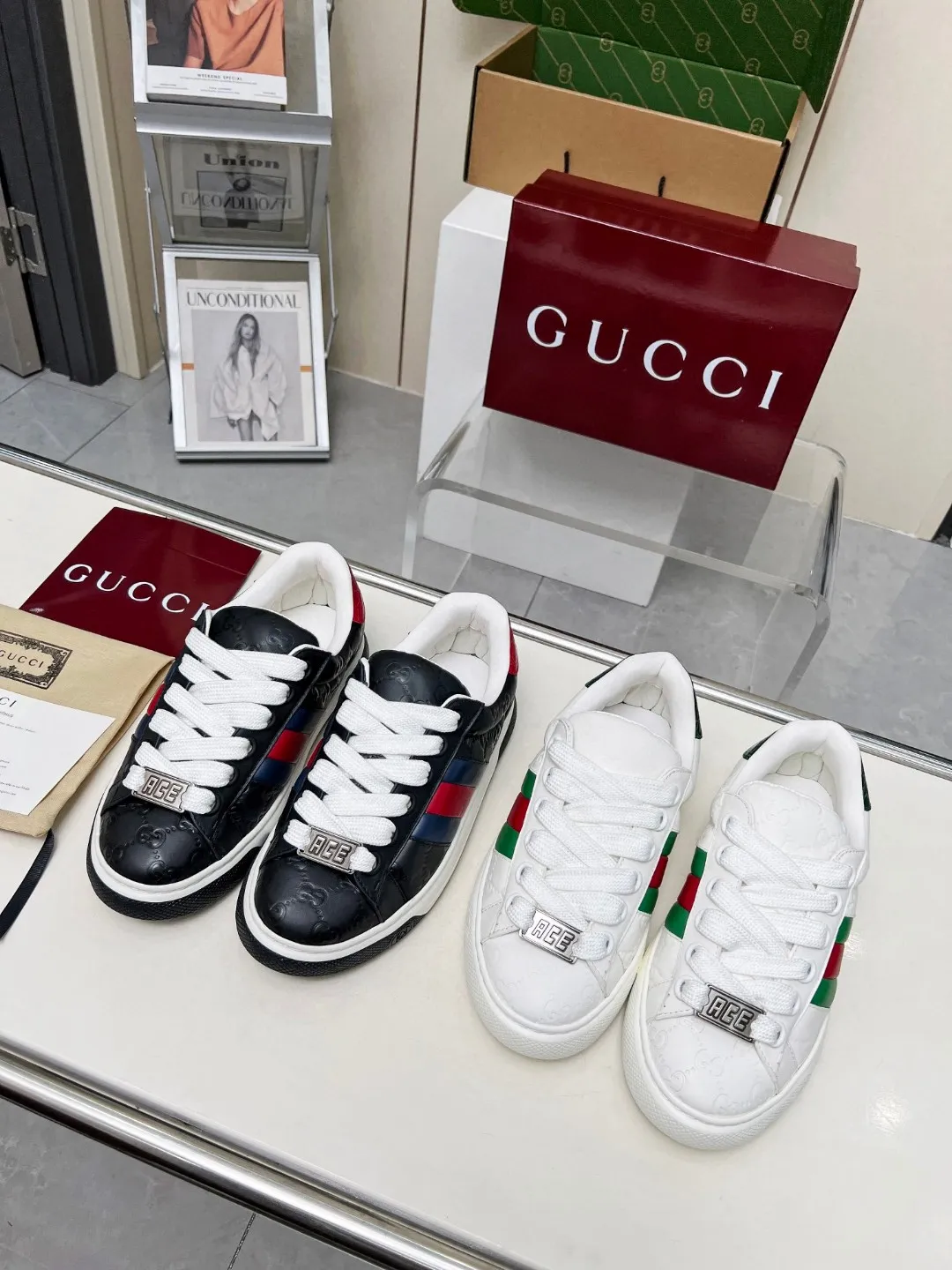 P660 embossed layout ❤️❤️❤️Gucci Gucci's latest Ace series casual sneakers for couples 🌸🌸🌸Original purchase, development and production. Since the advent of Gucci, the Ace series of sneakers has continued the brand narrative, and its ingenuity has made it the main product. The new series presents a distinctive low-top design with unique details to reinterpret the sneaker silhouette. The lace fixation is decorated with an "ACE" metal logo, and the thickened structure delicately creates a stiff shoe shape. 💖💖💖Gucci’s classic red and green striped webbing adds to the charm of the entire design. ☑️Fabric: Original imported first-layer cowhide ☑️Inner lining: Original customized soft cowhide ☑️Bottom thickness: 3CM ☑️Size: Female 35-40 Male 40-45